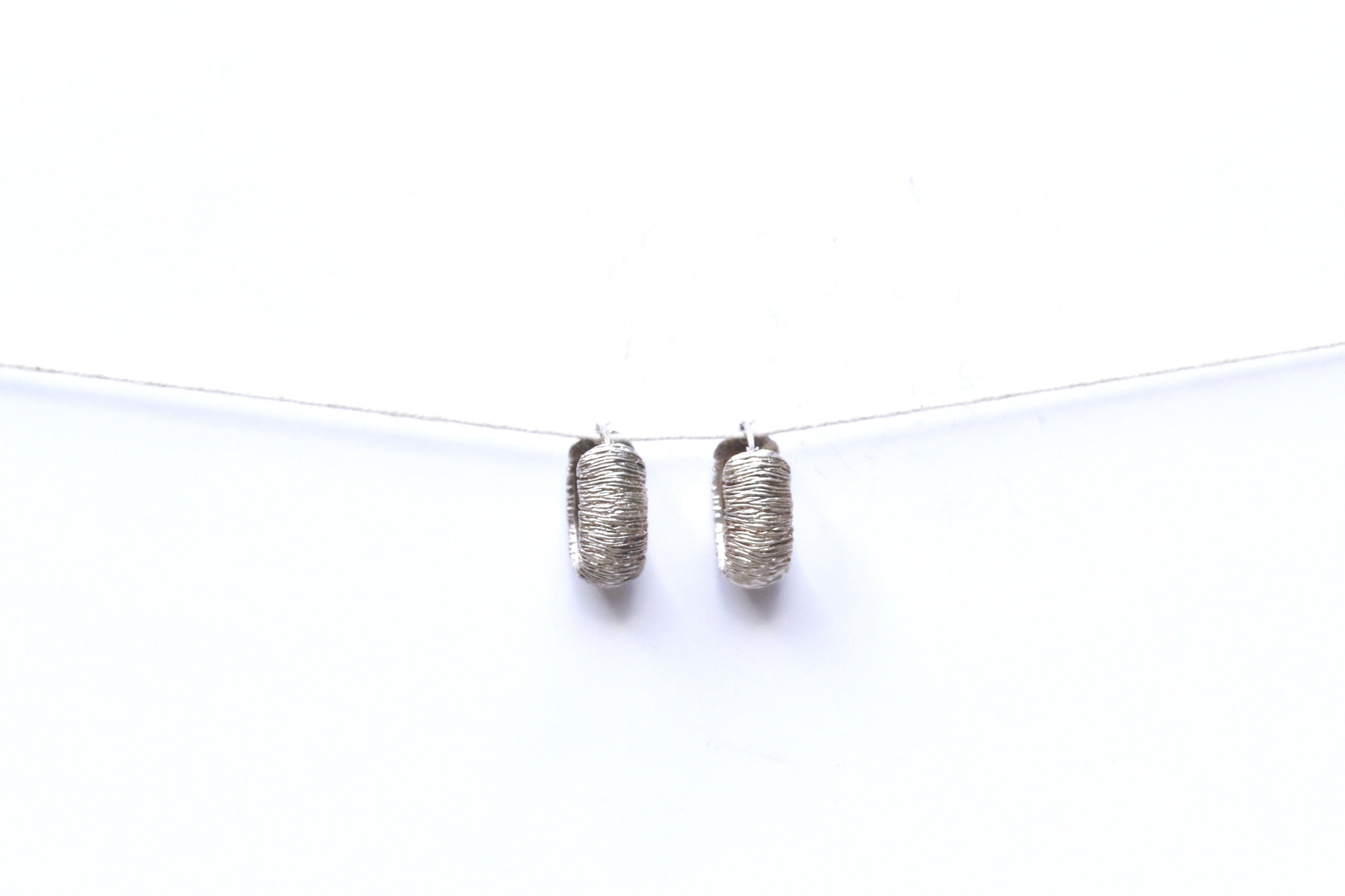 textured small hoops - E012