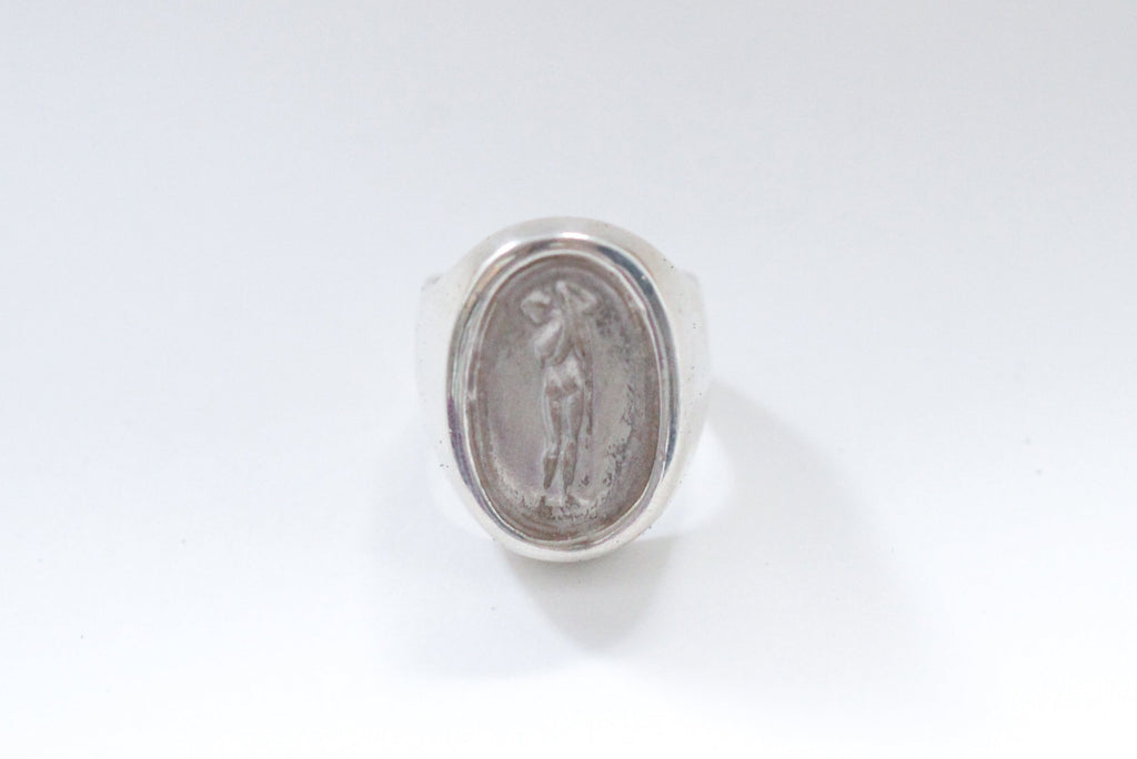 woman with cloth signet - r085