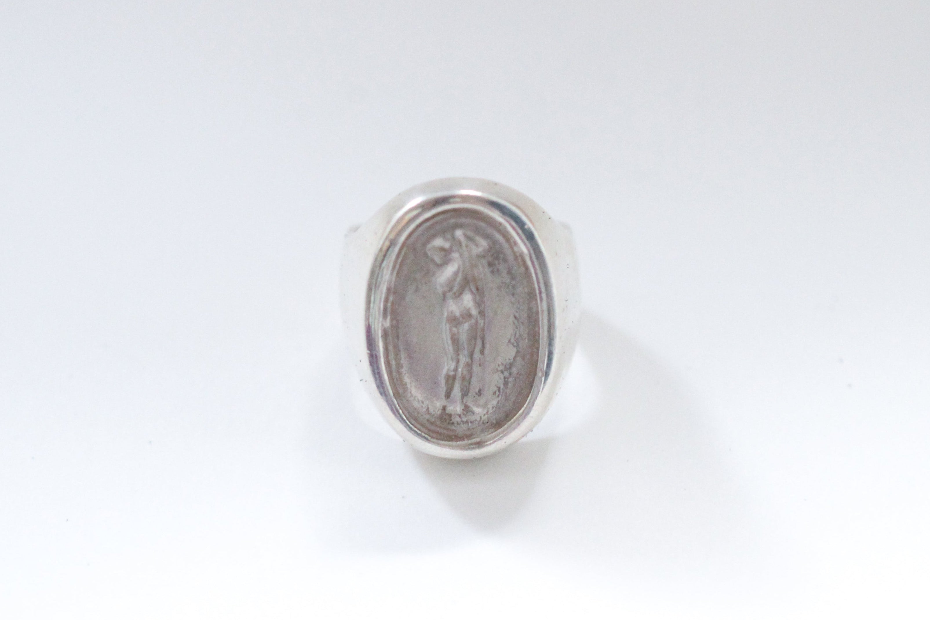 woman with cloth signet - r085