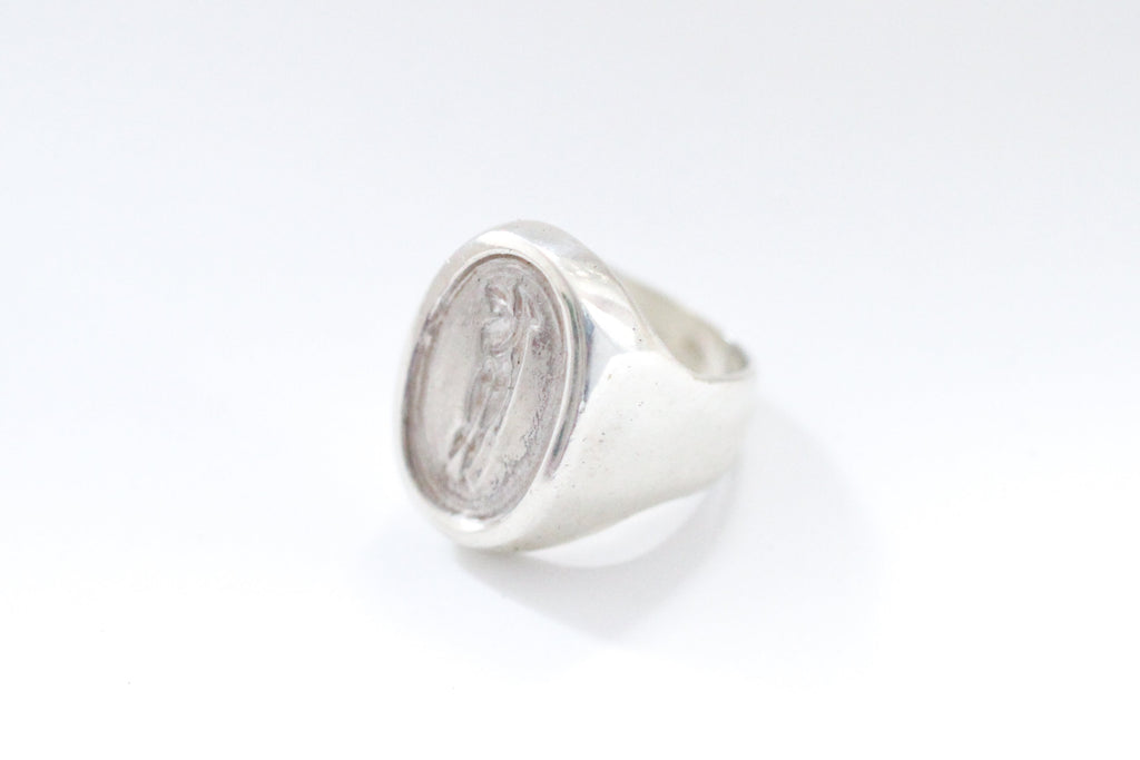 woman with cloth signet - r085