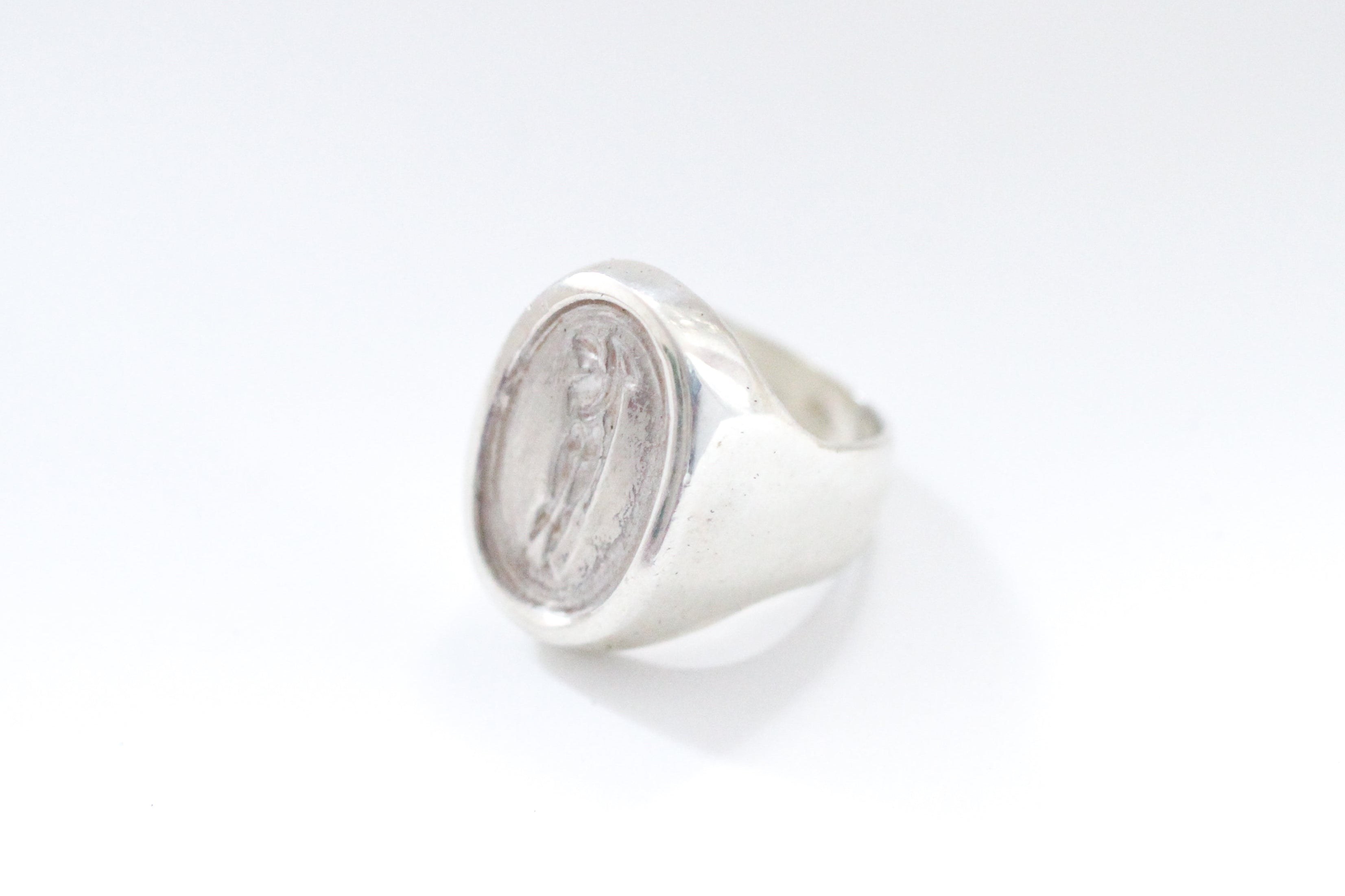 woman with cloth signet - r085