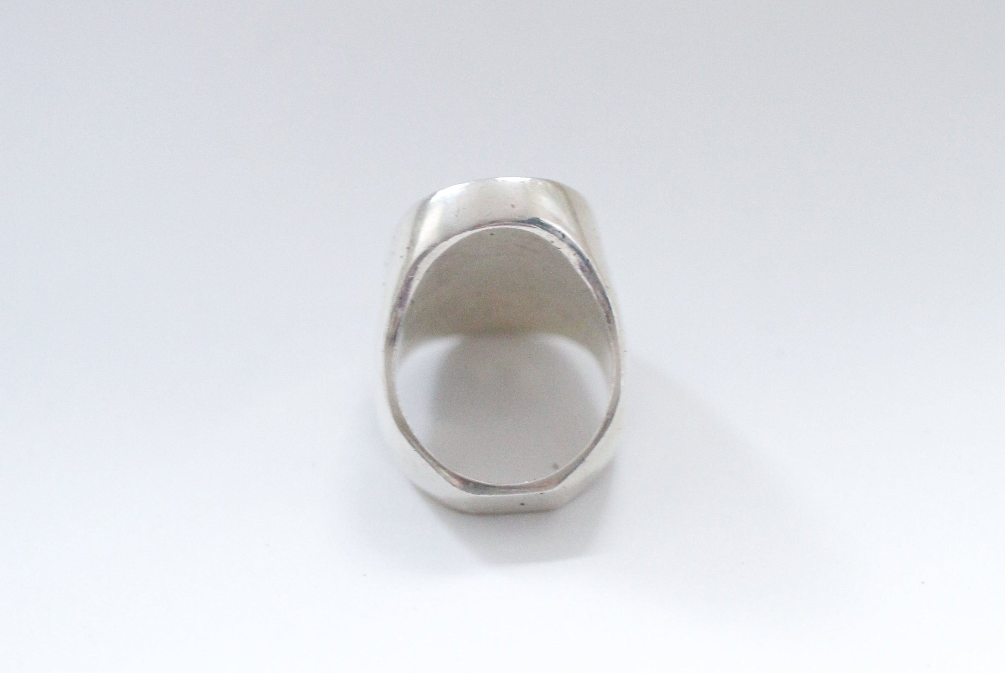 woman with cloth signet - r085