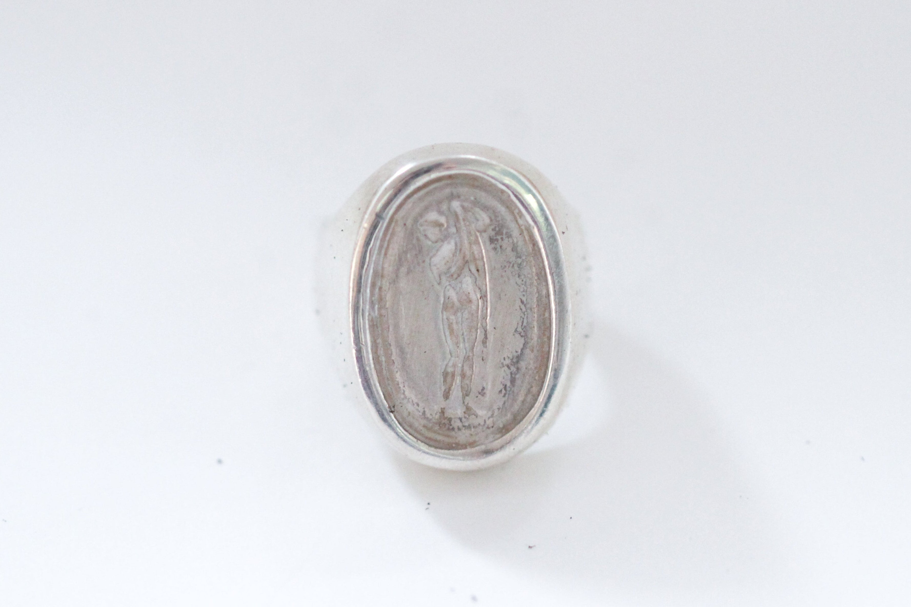 woman with cloth signet - r085