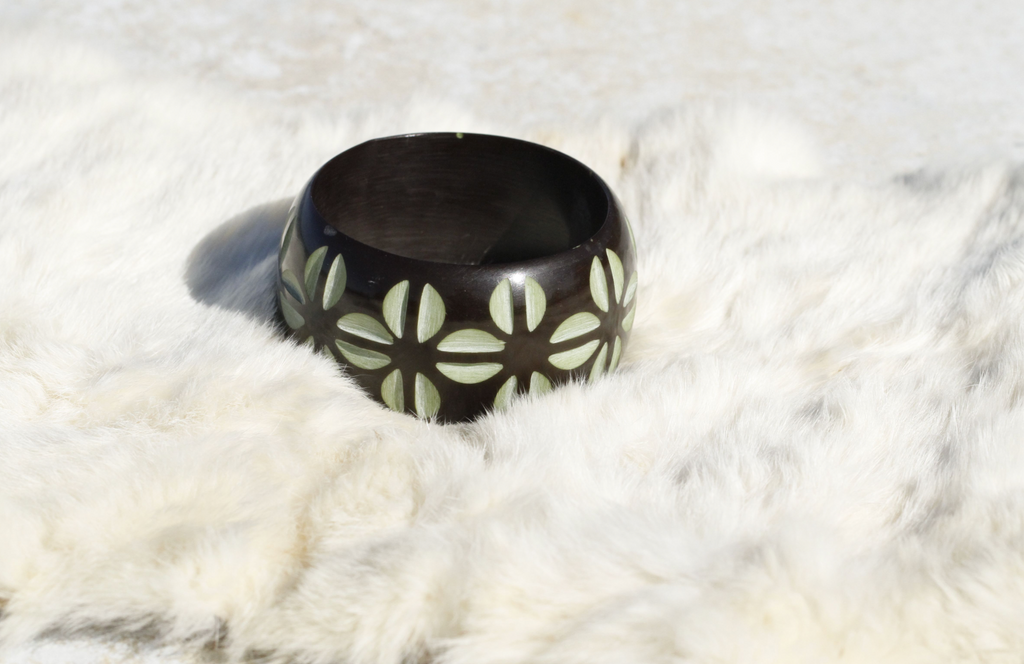 carved bakelite bangle - B001