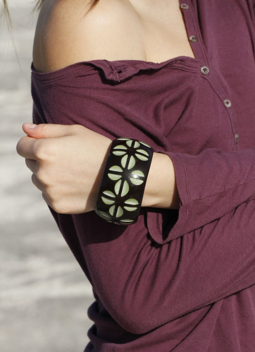 carved bakelite bangle - B001